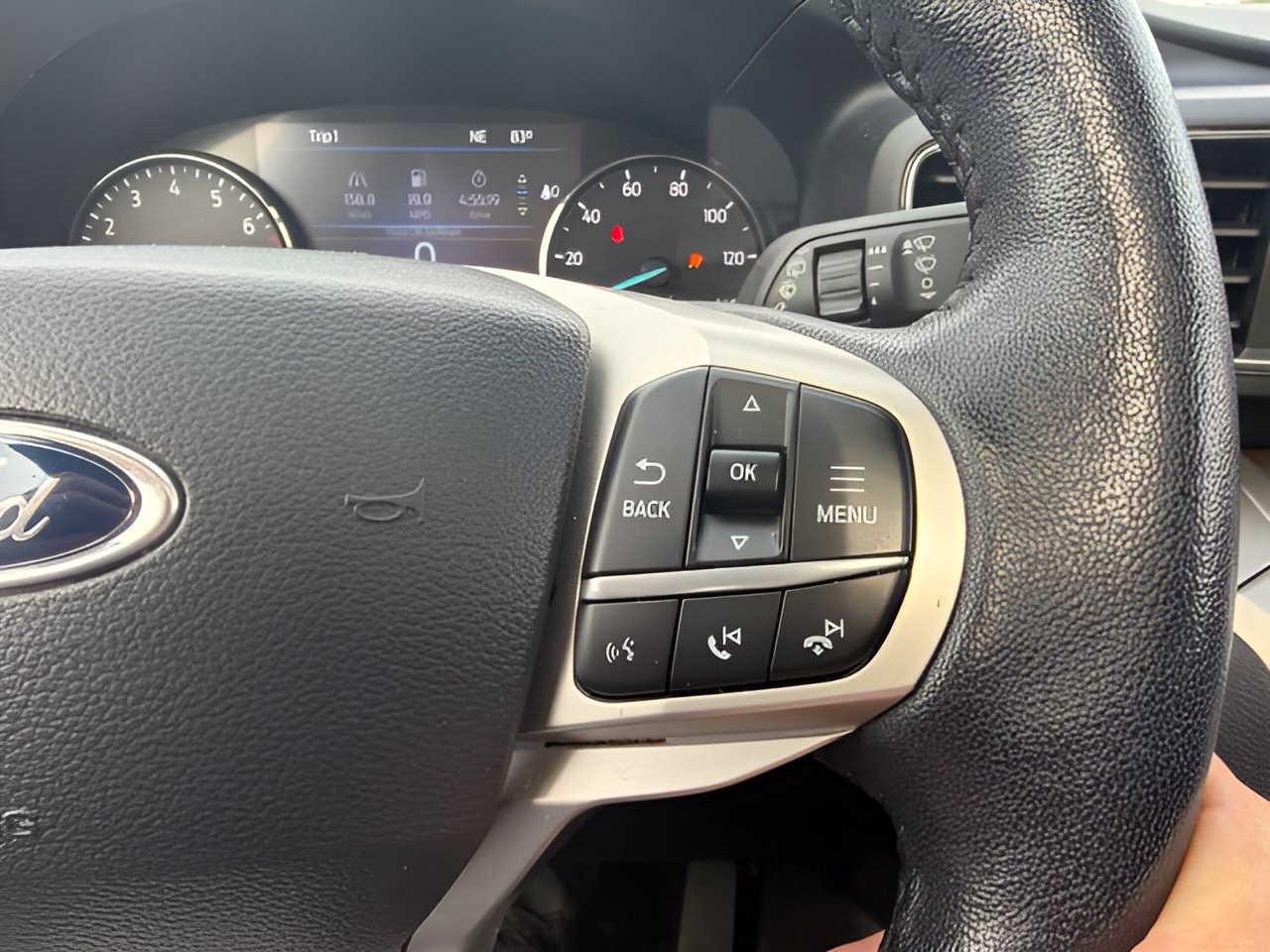 Used 2022 Ford Explorer XLT w/ Equipment Group 202A AWD/4WD image 23
