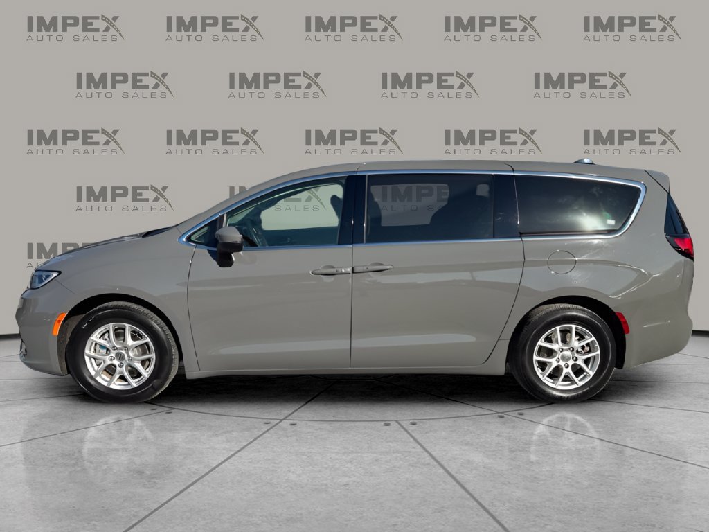 Used 2023 Chrysler Pacifica Touring-L FWD image 2