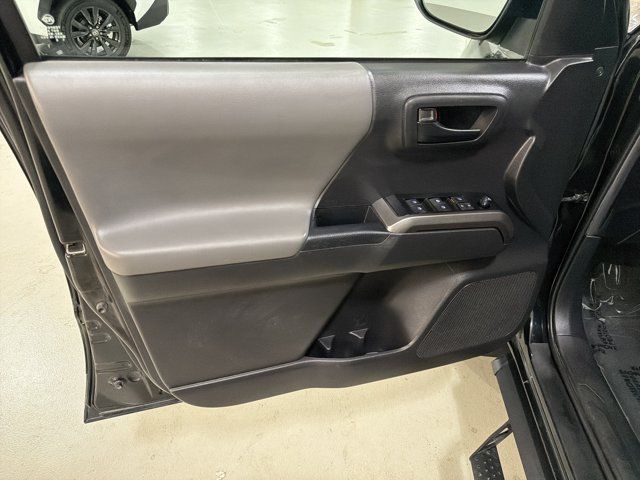 Used 2022 Toyota Tacoma SR5 AWD/4WD image 17