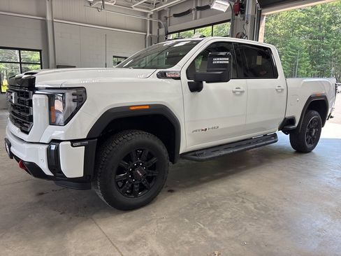 Used 2025 GMC Sierra 2500 AT4 w/ AT4 Preferred Package image 4