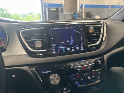 Used 2020 Chrysler Pacifica Touring-L Plus FWD image 6