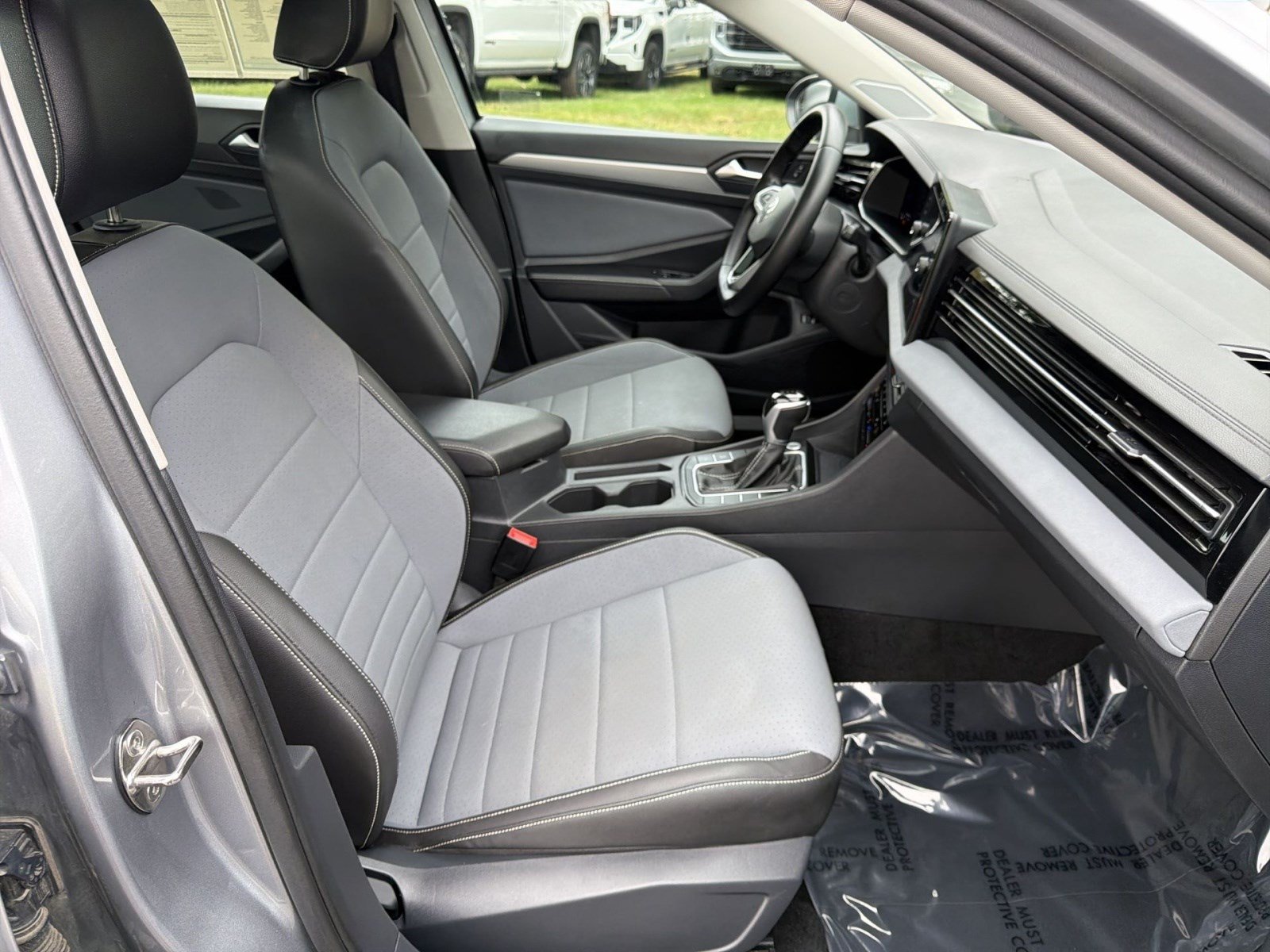 Used 2025 Volkswagen Jetta SE FWD image 25