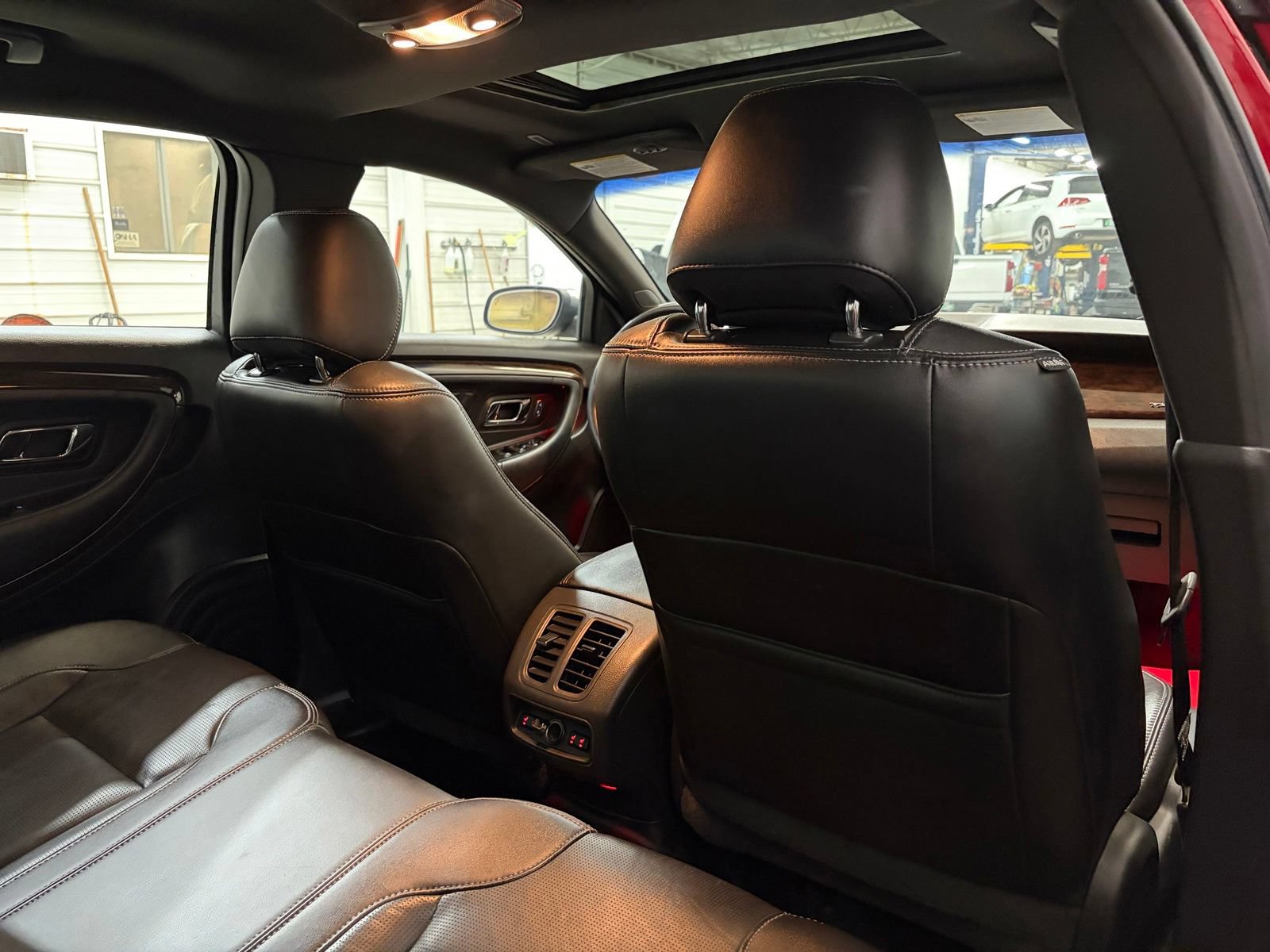 Used 2013 Ford Taurus Limited FWD image 31