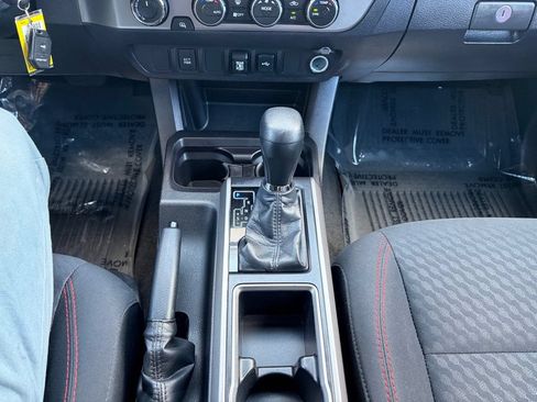 Used 2021 Toyota Tacoma SR5 AWD/4WD image 39