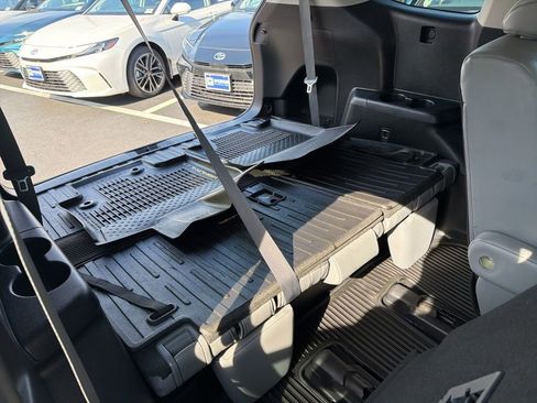 Used 2021 Toyota Highlander XLE image 13