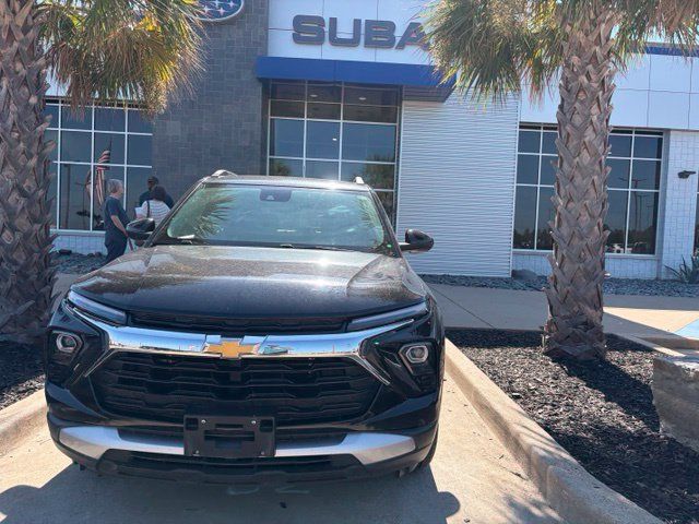 Used 2025 Chevrolet TrailBlazer LT FWD image 2