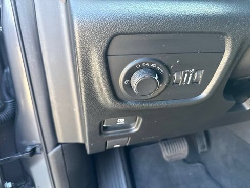 Used 2025 Jeep Grand Cherokee Laredo AWD/4WD image 13