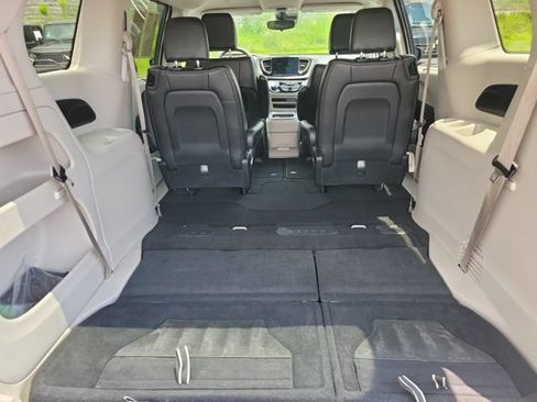 Used 2024 Chrysler Pacifica Touring-L FWD image 20