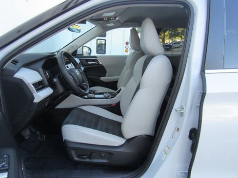 Used 2025 Mitsubishi Outlander SE image 14