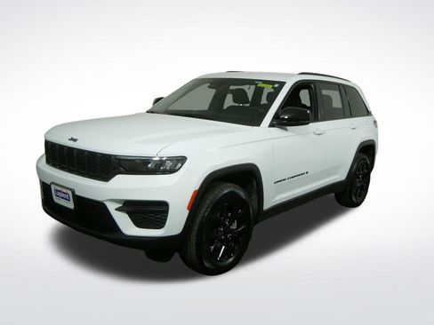 Used 2025 Jeep Grand Cherokee Altitude AWD/4WD image 8