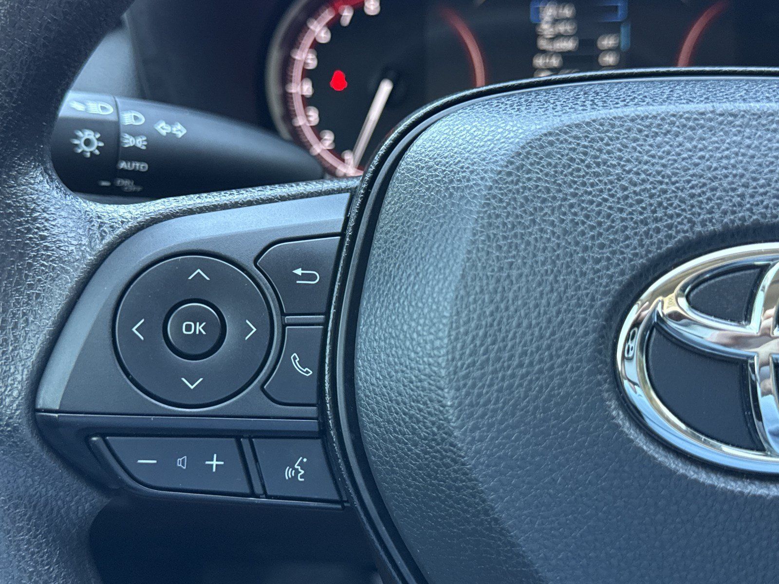 Used 2025 Toyota RAV4 XLE FWD image 19