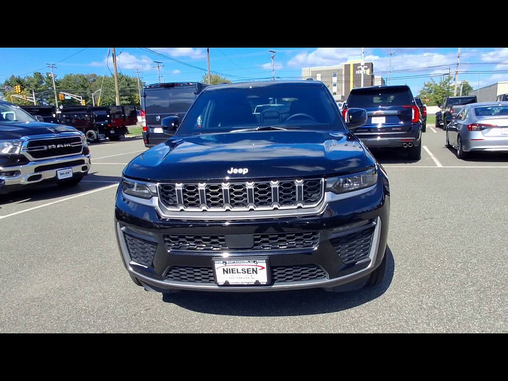 Used 2026 Jeep Grand Cherokee Limited AWD/4WD image 3