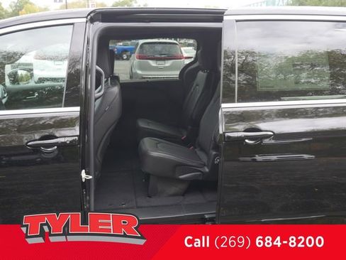 New 2026 Chrysler Pacifica Select image 22