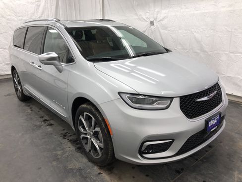 Certified 2024 Chrysler Pacifica Pinnacle w/ Trailer Tow Group AWD/4WD image 4