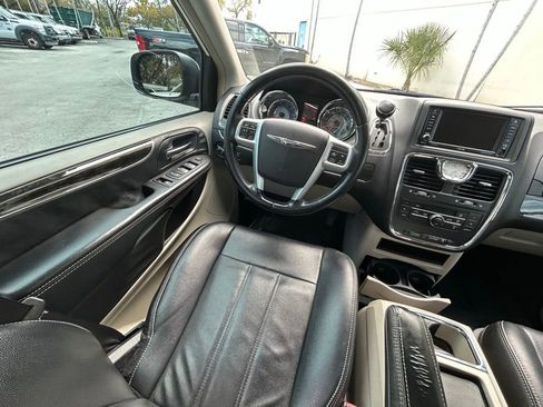 Used 2013 Chrysler Town & Country Touring image 9
