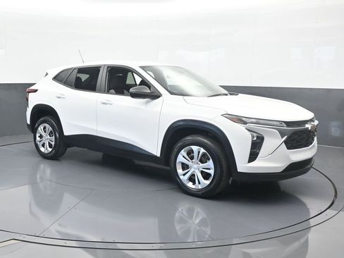 Used 2024 Chevrolet Trax LS w/ Driver Confidence Package image 8