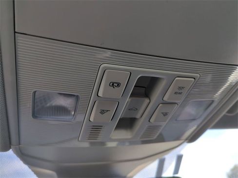 Used 2025 Volkswagen Jetta SE image 24