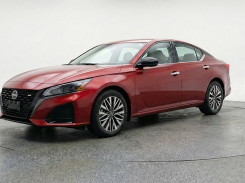 Used 2025 Nissan Altima 2.5 SV FWD image 3