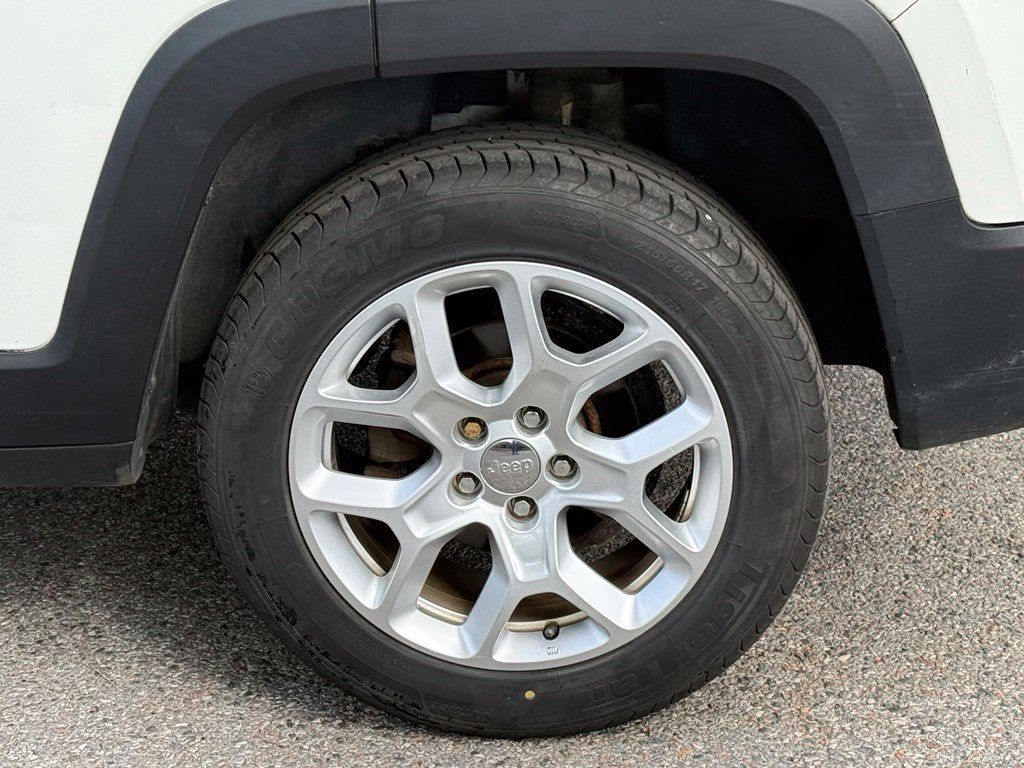 Used 2017 Jeep Renegade Latitude AWD/4WD image 7