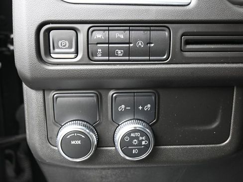 Used 2024 GMC Yukon SLT w/ SLT Luxury Package RWD image 17