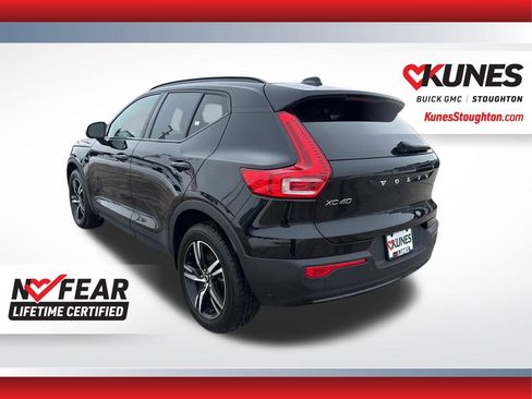 Used 2024 Volvo XC40 B5 Core image 9