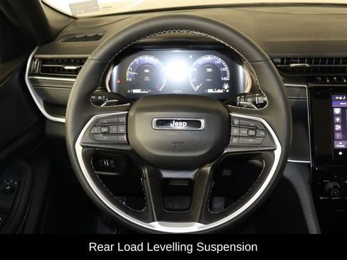 Used 2025 Jeep Grand Cherokee Altitude AWD/4WD image 7
