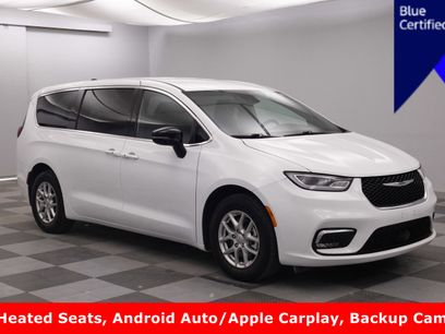 Used 2025 Chrysler Pacifica Select