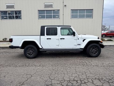 Certified 2025 Jeep Gladiator Sport image 2