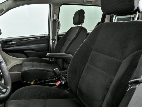 Used 2017 Dodge Grand Caravan SE FWD image 18