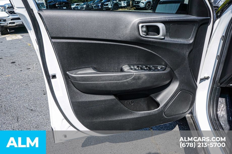 Used 2025 Hyundai Venue SEL FWD image 45