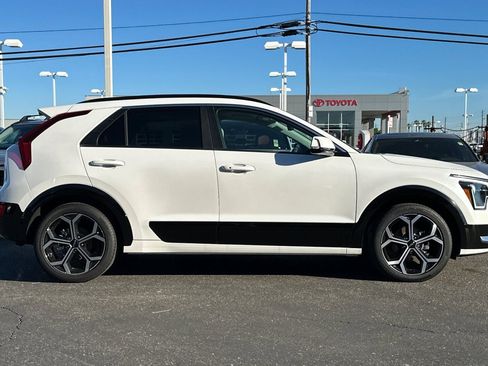 Used 2025 Kia Niro EX Touring image 3