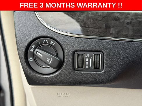 Used 2016 Chrysler Town & Country Touring FWD image 39