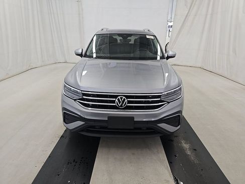 Used 2022 Volkswagen Tiguan SE w/ Panoramic Sunroof Package AWD/4WD image 2