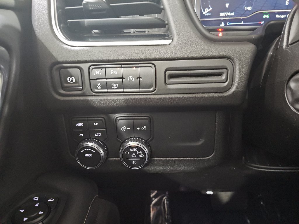 Used 2024 GMC Yukon SLT w/ SLT Premium Package AWD/4WD image 32