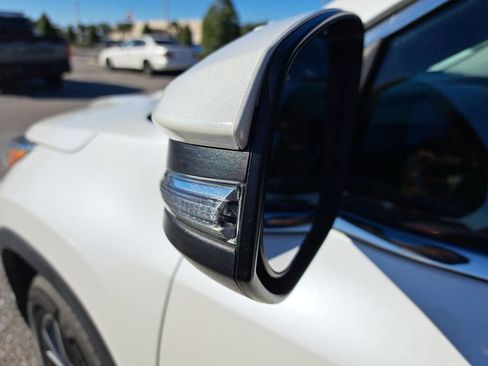 Used 2019 Toyota Highlander XLE image 3