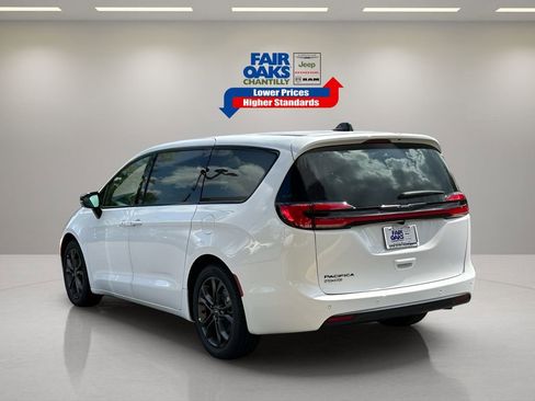 New 2026 Chrysler Pacifica Select image 11