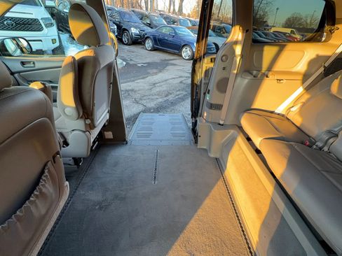 Used 2010 Toyota Sienna LE image 20