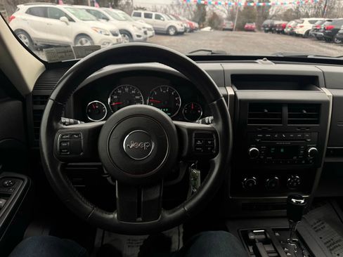 Used 2012 Jeep Liberty Sport image 12