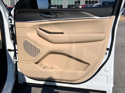 Used 2025 Jeep Grand Cherokee L Limited image 23