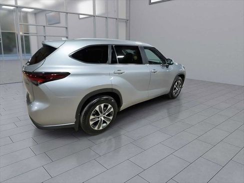 Certified 2025 Toyota Highlander XLE image 8