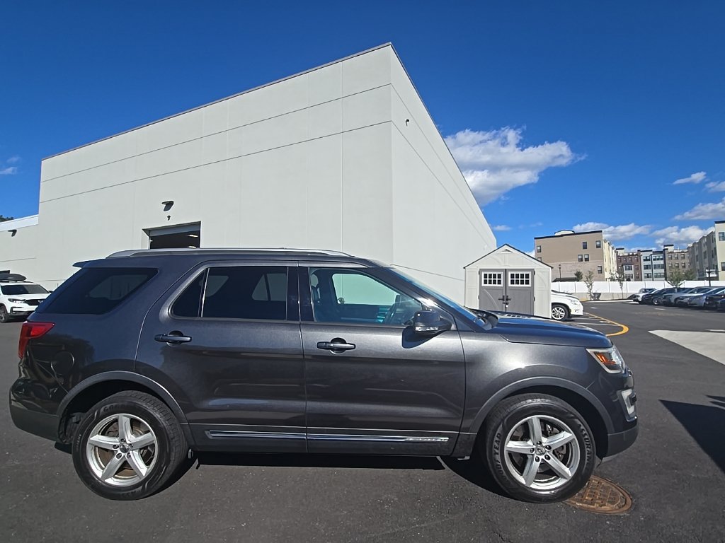 Used 2016 Ford Explorer XLT w/ Equipment Group 202A AWD/4WD image 4