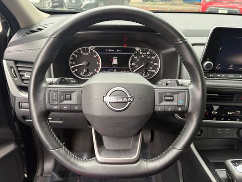 Used 2025 Nissan Rogue SV FWD image 29