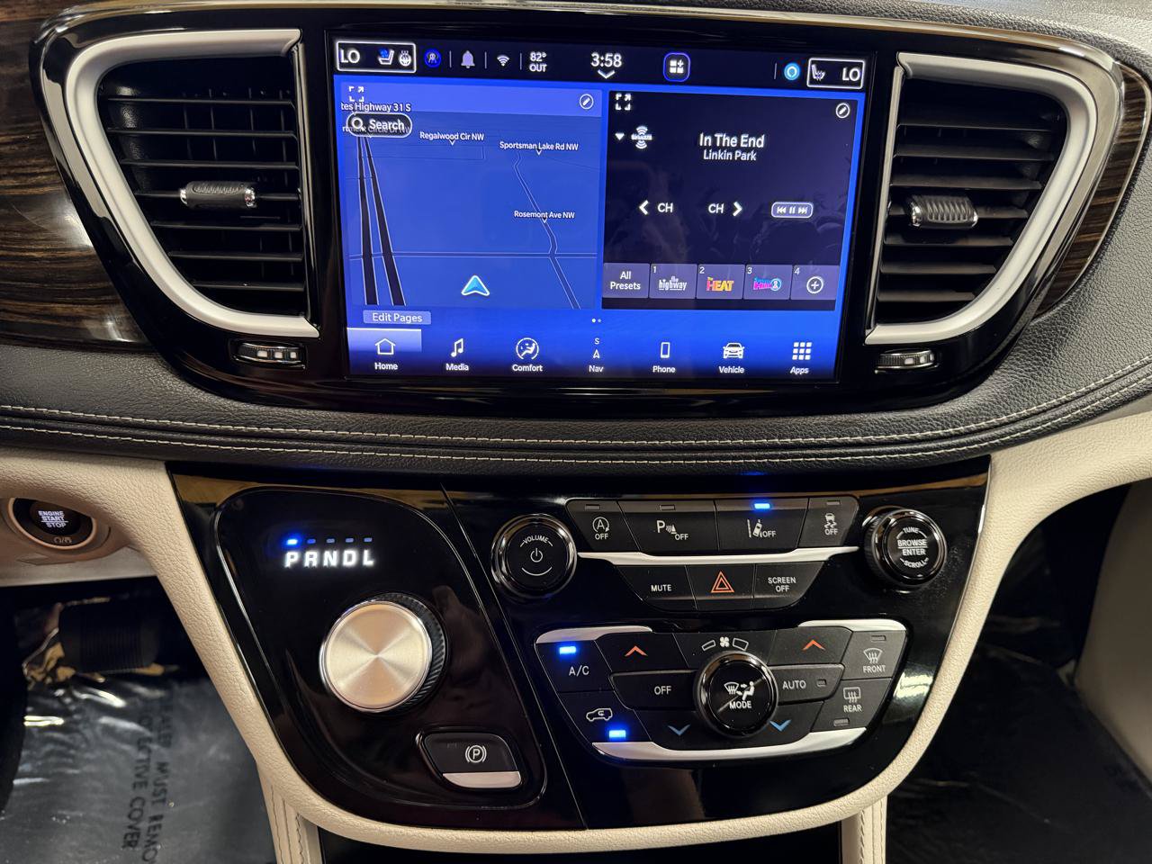 Used 2023 Chrysler Pacifica Limited FWD image 17