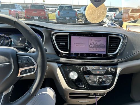 Used 2023 Chrysler Pacifica Touring-L image 9