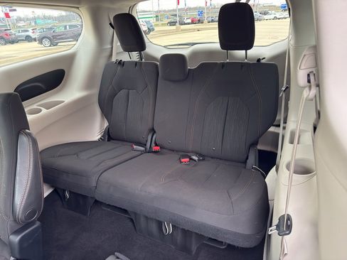 Used 2018 Chrysler Pacifica Touring Plus image 13