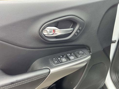 Used 2019 Jeep Cherokee Limited image 17