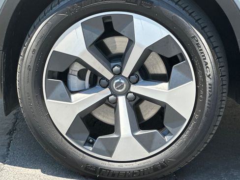Certified 2025 Volvo XC40 B5 Plus AWD/4WD image 33