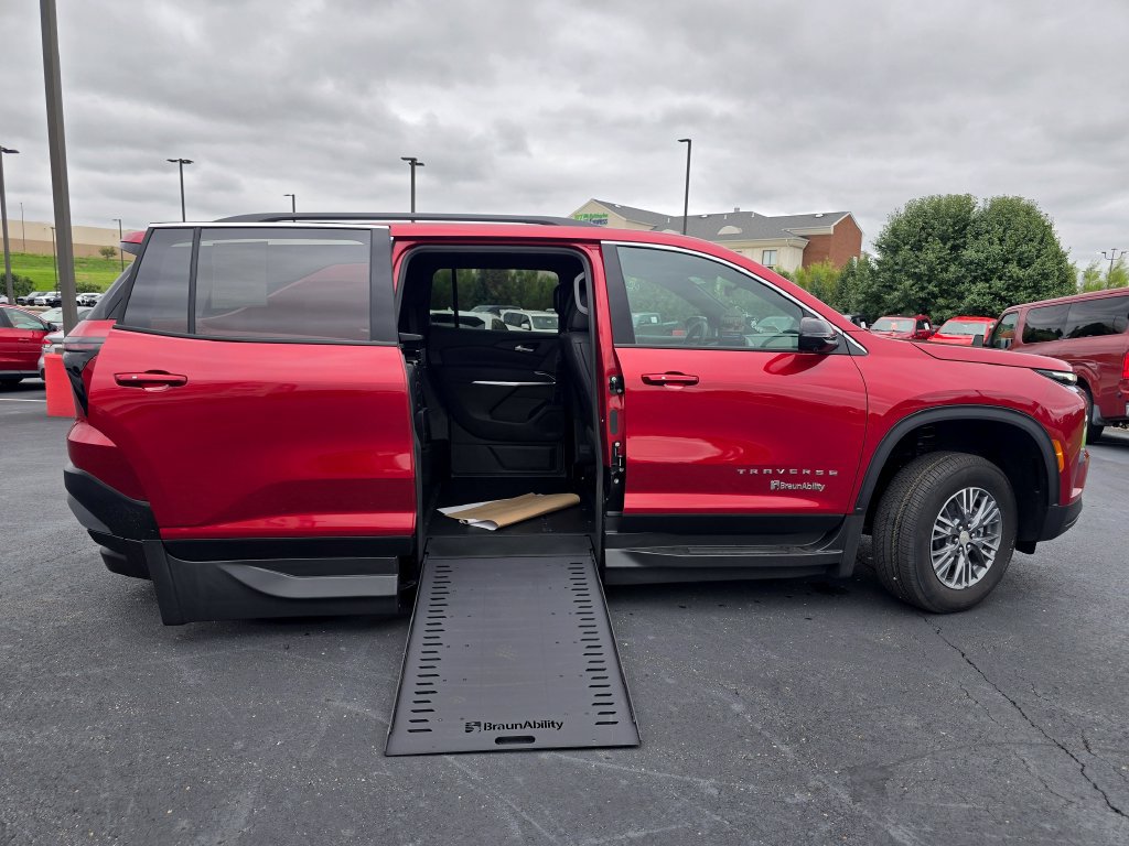 Used 2026 Chevrolet Traverse LT w/ Driver Confidence Package FWD image 9