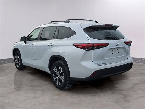 Used 2023 Toyota Highlander XLE image 6