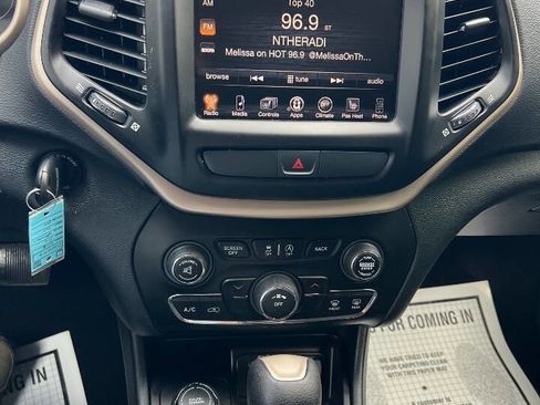 Used 2016 Jeep Cherokee Latitude w/ Cold Weather Group AWD/4WD image 31